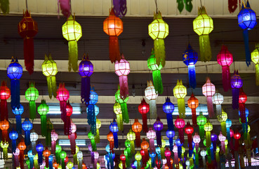 Naklejka premium Blurred light from paper lanterns colorful for background