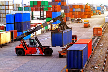 Transportation and container sorting for product distribution
