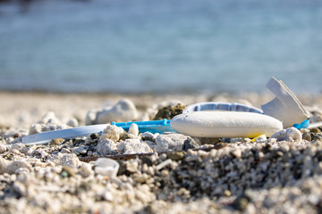 海岸に流れ着いたプラスチックごみ