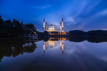 Fototapeta na wymiar beautiful view of Sultan Salahuddin Abdul Aziz Shah mosque