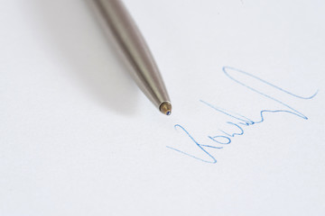 Ein Kugelschreiber und eine Unterschrift