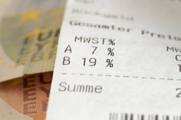 Kaufbeleg, Mehrwertsteuer  und Euro Geldscheine