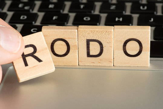 Ein Computer und polnische Abk&uuml;rzung RODO f&uuml;r Datenschutz Grundverordnung