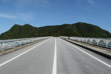 南国沖縄の島に繋がる橋