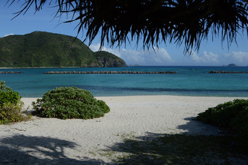 南国沖縄のエメラルドグリーンの海と白い砂浜