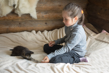 Obraz premium little girl and kitten