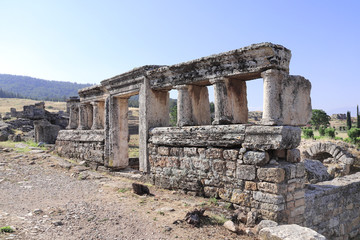 Obraz premium Entrance to the tomb in necropolis, Hierapolis, Pamukkale, Turkey