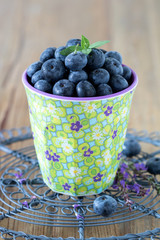 frische Heidelbeeren im Becher