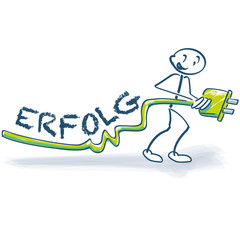 Strichmännchen mit einem Stromstecker mit Energie und Erfolg tanken