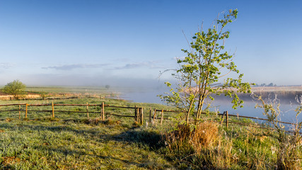 Słoneczny poranek nad Narwią. Mgły w Dolinie Narwi © podlaski49