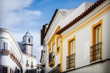 Obraz premium The narrow alleys of Evora, main city of the Alentejo region in Portugal, famous for its traditional white and yellow houses