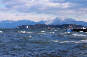 冬の琵琶湖と雪の伊吹山