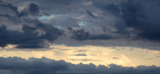 Imposante Wolken am Himmel - Regenwolken - Gewitterwolken