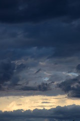 Atemberaubende Wolkenbilder am Himmel nach einem Sommergewitter - Gewitterwolken - Regenwolken 