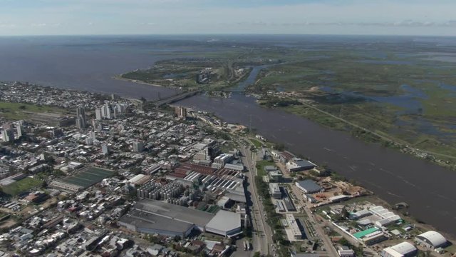 Toma aerea de Santa Fe Capital con puente colgante