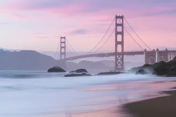 Crédence de cuisine en verre imprimé Plage de Baker, San Francisco Vue panoramique classique du célèbre Golden Gate Bridge vu de la pittoresque plage de Baker dans la belle lumière dorée du soir au coucher du soleil avec ciel bleu et nuages en été, San Francisco, Californie, États-Unis