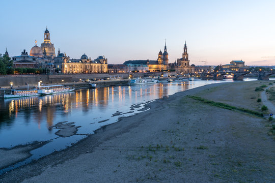 Niedrigwasser am Elbufer in Dresden