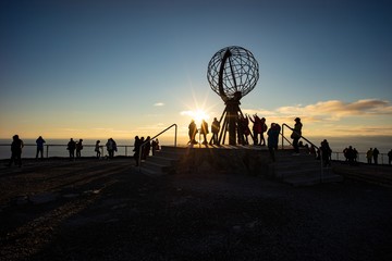 Touristen zur Mitternachtssonne am Nordkap