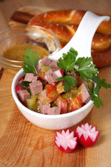 Preßsacksalat mit Honig-Senf-Sauce und Breze