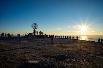 Touristen zur Mitternachtssonne am Nordkap