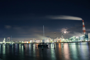 Fototapeta na wymiar 水面に反射する四日市市コンビナートの工場夜景