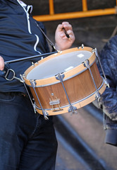 hombre tocando el tambor 4M0A3592-as19.
