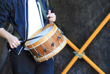 hombre tocando el tambor 4M0A3589-as19.