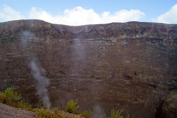 Schweflige Fumarole im Krater des Vesuv in Italien