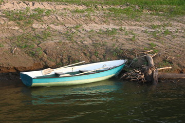 Fototapeta premium Lonely boat at the shore.