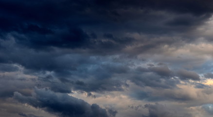 Imposante Wolken am Himmel - Regenwolken - Gewitterwolken