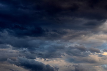 Wolken türmen sich am Himmel - dunkle Wolken anach einer Gewitternacht