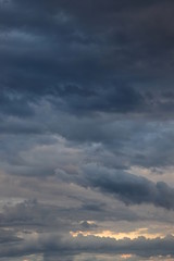 Fototapeta na wymiar Wolken türmen sich am Himmel - dunkle Wolken anach einer Gewitternacht