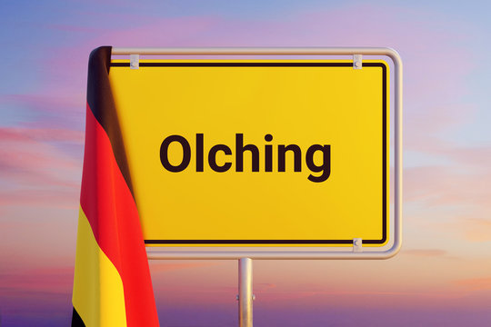 Olching. Gelbes Schild/Ortsschild. Flagge von Deutschland h&auml;ngt dar&uuml;ber. Himmel mit Sonnenuntergang oder Sonnenaufgang