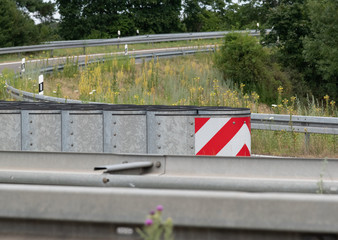 Leitplanke an der Autobahnabfahrt