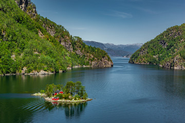 Fototapeta na wymiar Insel im Lovrafjord in Norwegen