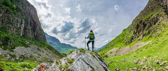 Frau mit Rucksack beim Wandern