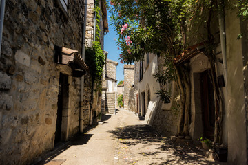 Fototapeta na wymiar A small alley in the village of Ruoms