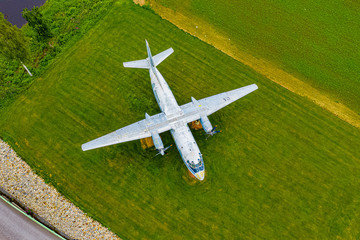 Altes russisches Flugzeug aus der Luft