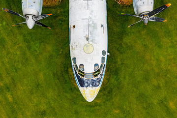 Altes russisches Flugzeug aus der Luft © Roman