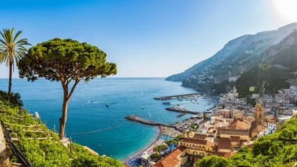 Foto op Plexiglas Het mooie dorp Amalfi aan de kust van Amalfi in Italië © Tommaso Lizzul