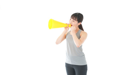 スポーツの応援をする若い女性