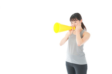 スポーツの応援をする若い女性