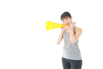 スポーツの応援をする若い女性