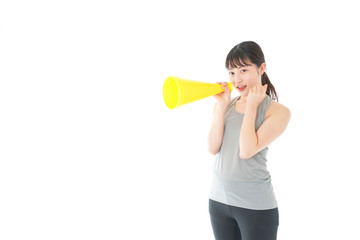 スポーツの応援をする若い女性