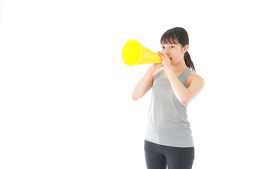 スポーツの応援をする若い女性