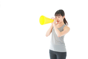 スポーツの応援をする若い女性