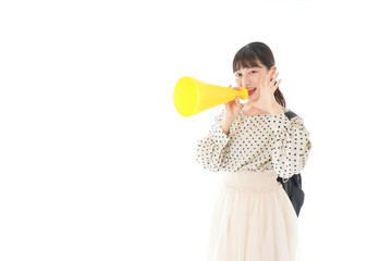 スポーツの応援をする若い女性