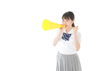 スポーツの応援をする若い女性