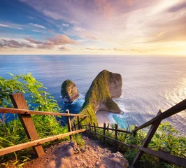 Fotobehang Uitzicht op de kaap tijdens zonsondergang. Zeegezicht tijdens de zonsondergang. Strand en oceaan. Kelingkingstrand, Nusa Penida, Bali, Indonesië. Reizen - afbeelding © biletskiyevgeniy.com