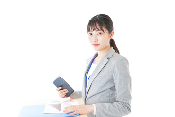 オフィスで働く若いビジネスウーマン